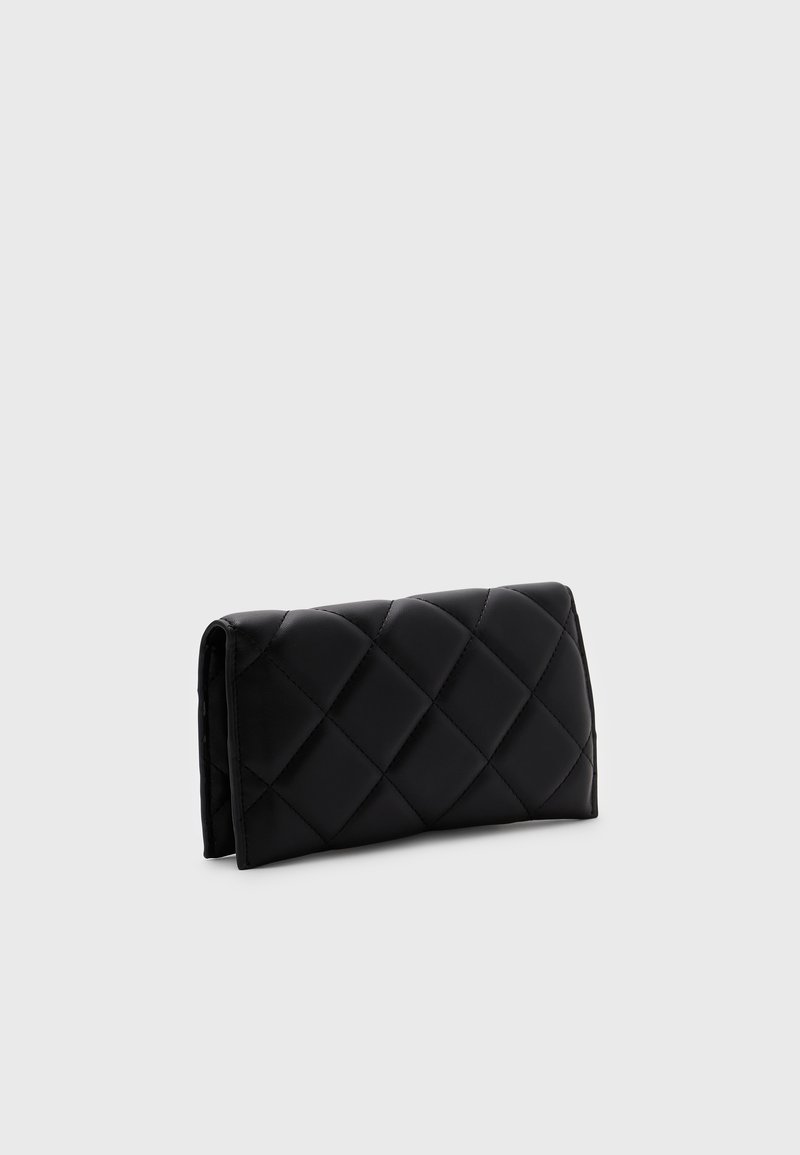 Porte-monnaie synthétique noir matelassé de forme rectangulaire, avec une surface texturée et un design à rabat.