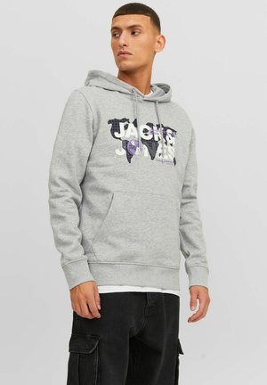 Sudadera gris con un diseño gráfico que incluye el texto "JACK & JONES" y un patrón de mapa del mundo. El look se completa con un bolsillo tipo canguro y puños acanalados.