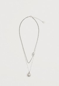 Srebrny naszyjnik warstwowy z dwiema łańcuszkami; jeden gładki, a drugi koralikowy, z okrągłym zawieszką i zapięciem z przedłużanym łańcuszkiem.
