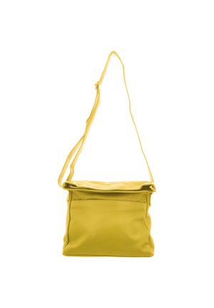 Gelbe Leder-Schultertasche mit verstellbarem Riemen und Klappverschluss, hängend vor weißem Hintergrund gezeigt.