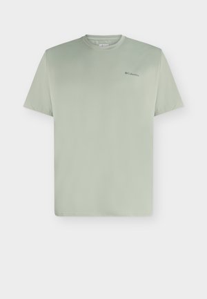 Ανοιχτό πράσινο κοντομάνικο t-shirt Columbia με στρογγυλή λαιμόκοψη και μικρό λογότυπο Columbia στο πάνω αριστερό μέρος του στήθους.