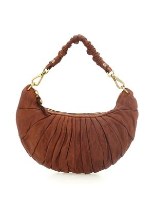 Borsa a mano in pelle marrone con design plissettato, forma curva e tracolla arricciata. Caratterizzata da dettagli in metallo color oro e chiusura con zip.