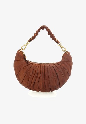 Borsa a mano in pelle marrone con design plissettato, forma curva e tracolla arricciata. Caratterizzata da dettagli in metallo color oro e chiusura con zip.