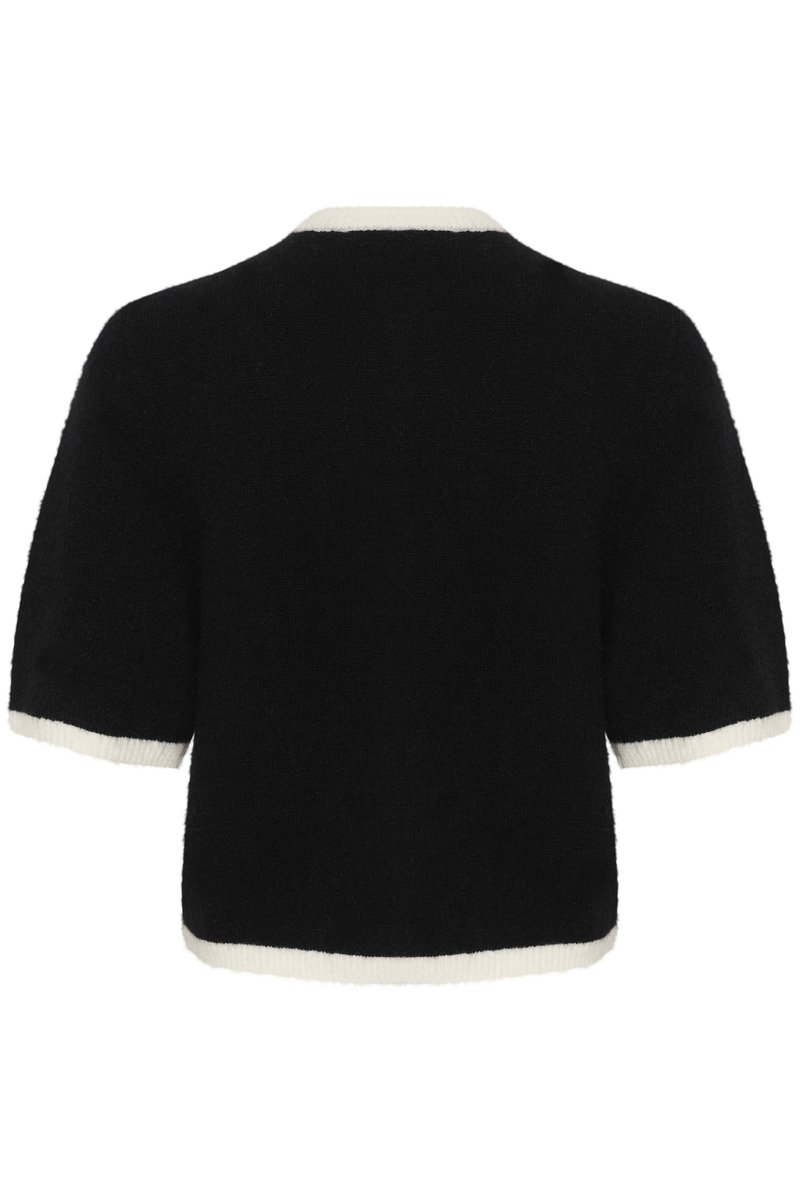 Schwarzer Pullover mit kurzen Ärmeln, strukturiertem Stoff und kontrastierendem weißen Besatz am Halsausschnitt und den Ärmelabschlüssen. Klassische, kastige Form.