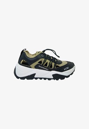 Schwarze und olivgrüne Sportschuhe mit dickem weißen Zwischensohlenmaterial, strukturiertem Außensohle und elastischen Schnürsenkeln. Mit Belüftungsschlitzen.