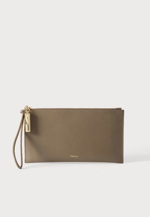 Borsetta da polso in pelle marrone texturizzata con zip dorata e logo Furla sulla parte frontale su sfondo semplice.