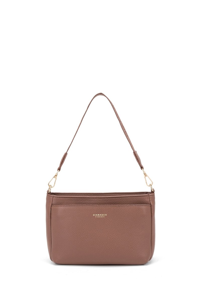 Borsa a mano in pelle marrone con texture, di forma piatta, con hardware in tonalità oro e tracolla removibile. Presenta un logo sottile nella parte anteriore.