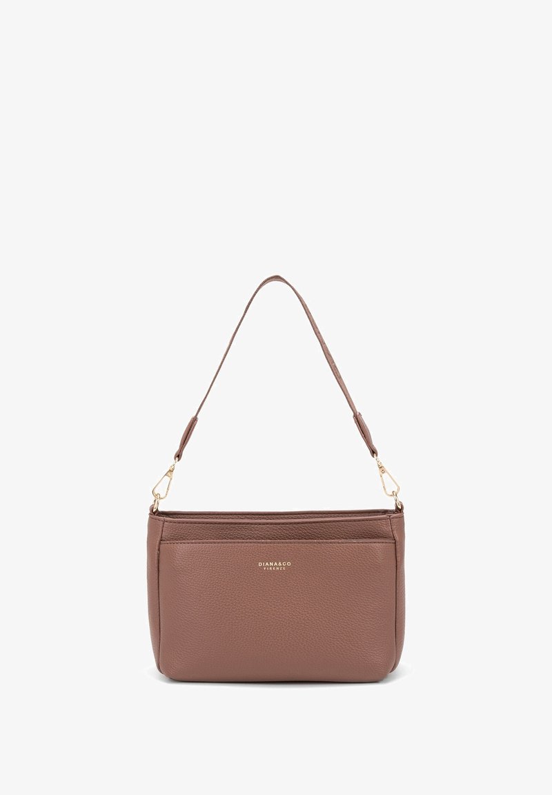 Borsa a mano in pelle marrone con texture, di forma piatta, con hardware in tonalità oro e tracolla removibile. Presenta un logo sottile nella parte anteriore.