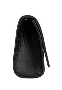 Cartera de cuero negro con una textura suave y forma redondeada; cuenta con un cierre de cremallera y un espacio interior para tarjetas y efectivo.