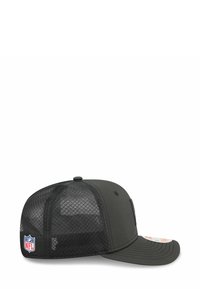 Schwarze Cap mit Netzrücken und flachem Schirm, mit einem NFL-Logo-Patch an der Seite und einem strukturierten Netzdesign. Langlebiger Stoff und geformte Silhouette.