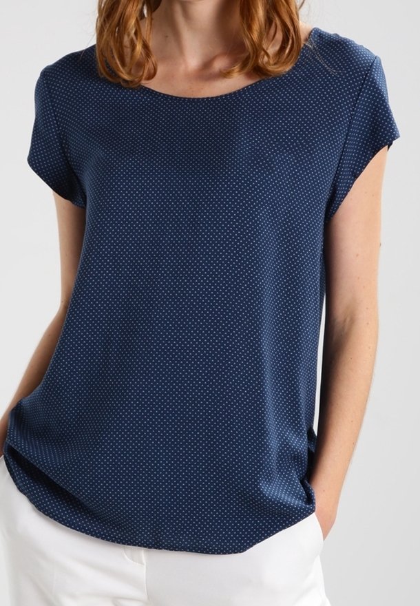 Námořnická modrá halenka s krátkým rukávem a kulatým výstřihem, s bílými puntíky a hladkým, lehkým materiálem.