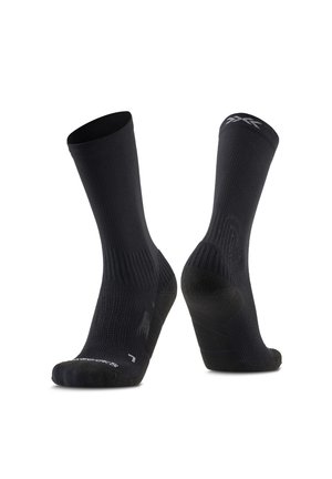 Set van zwarte sportieve sokken tot halverwege de kuit met verstevigde tenen en hielen, geribbelde boorden en een wit logo op de bovenkant van de boord en teen.