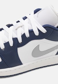 Jordan AIR JORDAN 1 UNISEX - Sneakers basse - white/wolf grey/midnight navy