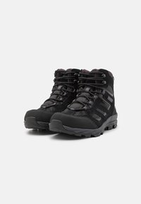Scarpe da trekking nere realizzate con una combinazione di materiali sintetici testurizzati e rete, dotate di una suola in gomma robusta e occhielli rinforzati.