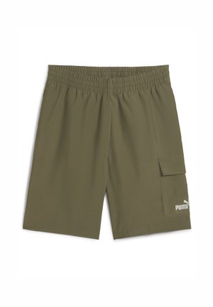 Alyvinės žalios šortai, pagaminti iš lengvos medžiagos, su elastine juosta, šonine kišene ir balta logo apatine dalyje.