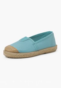 Pantof cu slip-on din pânză albastru deschis, cu talpă din frânghie de iută și vârful bej. Design plat, cu cusături pe laturi pentru durabilitate.