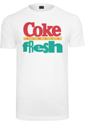 Tricou alb din bumbac, cu logo-ul roșu "Coke", cu cuvântul "always" în galben și "fresh" în verde, cu litere tip bloc și design de gât rotund.