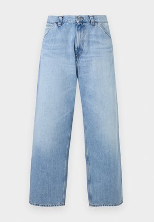 Jeans in denim blu chiaro a gamba larga con tasche frontali, passanti per cintura, chiusura con bottone e dettagli sbiaditi.