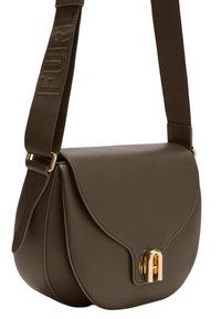 Borsa a tracolla in pelle marrone con una forma strutturata, dotata di una chiusura in tonalità oro e di una tracolla testurizzata impreziosita da "FURL".