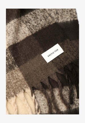 Bruine en beige geruite sjaal gemaakt van zacht materiaal, met franjes aan de randen en een wit label met de tekst "ARCTIC FOX."