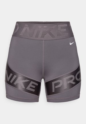 Grå treningsshorts med bred elastisk midje med "NIKE" i et teksturert mønster og "PRO" i kontrastfarge svart med striper.