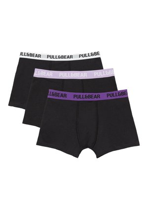 Tri čierne boxerky s elastickým pásom v bielej, fialovej a purpurovej farbe, každé označené značkou "PULL&BEAR" v zodpovedajúcich farbách.