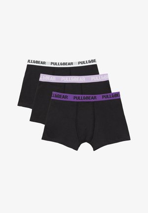 Tre sorte bokserbriefs med elastiske linninger i hvid, lilla og violet, hver mærket med "PULL&BEAR" i matchende farver.