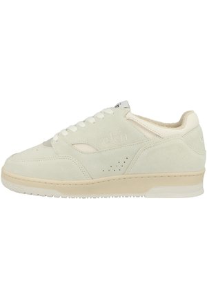 Vaaleanvihreät mokkakengät, joissa on rei'itettyjä yksityiskohtia, valkoinen kumipohja ja erottuva beige välikerros. Ominaisuuksina klassinen nauhakiristys.