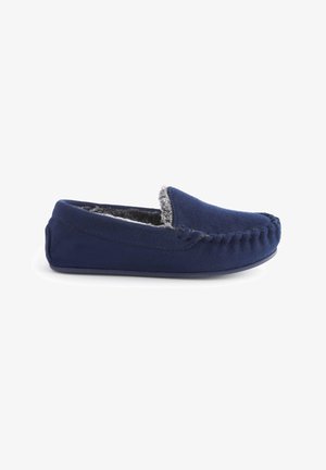 Marineblauwe slipper van fleece materiaal, met gesloten achterkant, textuurstiksels langs de neus en zachte grijze voering voor comfort.