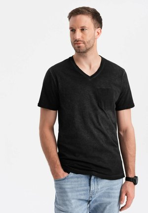 V-NECK WITH POCKET  - Camiseta básica - black