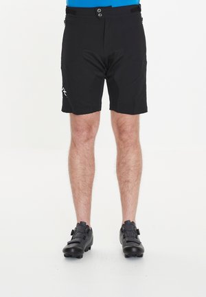 Zwarte fietsshorts van een textured stof, met twee knopen aan de voorkant, ritszakken en een geborduurd logo op het linkerpijp.