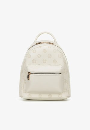 Witte leren rugzak met een reliëfpatroon, ronde vorm, bovenhandgreep, ritsluiting en een voorzak met rits, voorzien van accenten in goudkleurige hardware.