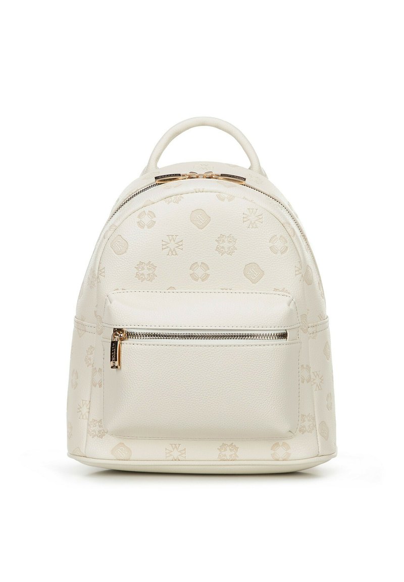 Sac à dos en cuir blanc avec un motif gaufré, de forme arrondie, une poignée supérieure, une fermeture éclair, et une poche zippée à l'avant, avec des accents en métal doré.