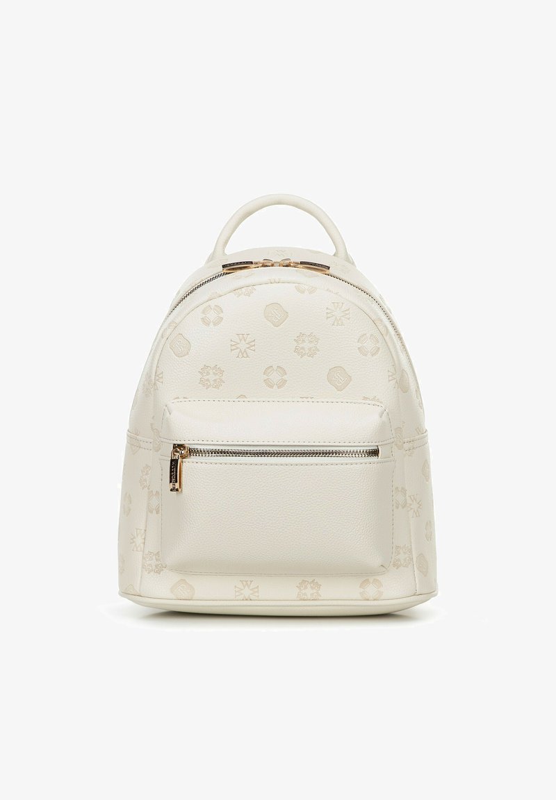 Mochila de cuero blanco con patrón en relieve, forma redondeada, asa superior, cierre de cremallera y bolsillo delantero con cremallera, con adornos en tono dorado.