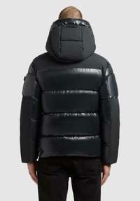 Zwarte pufferjack met een glanzende afwerking, met een capuchon en horizontale doorgestikte ontwerpen. Het materiaal lijkt zacht en geïsoleerd te zijn.