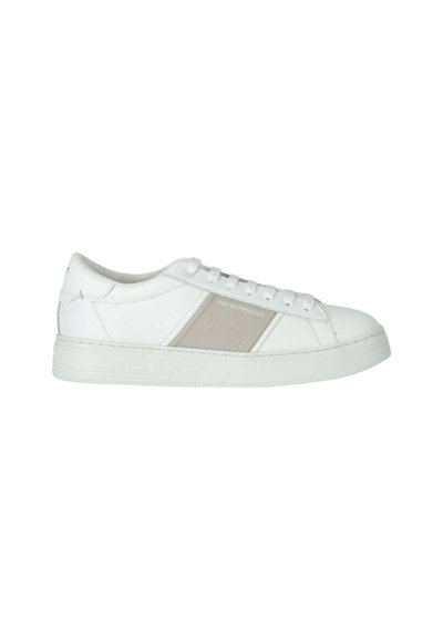 Zapatilla blanca con parte superior de cuero suave, acento beige, puntera redonda y cierre de cordones. Presenta suela de goma texturizada y una sutileza en la marca.