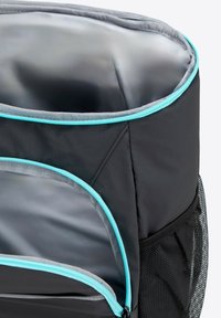 Czarny plecak z szarym wnętrzem, z turkusowymi zamkami błyskawicznymi, dużą komorą główną i siateczkową kieszenią boczną.