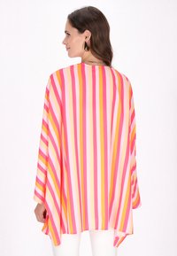 Letvægts, farverig kimono med lodrette striber i pink, orange og gul. Løs pasform med brede ærmer og en hæklet detalje på ryggen.