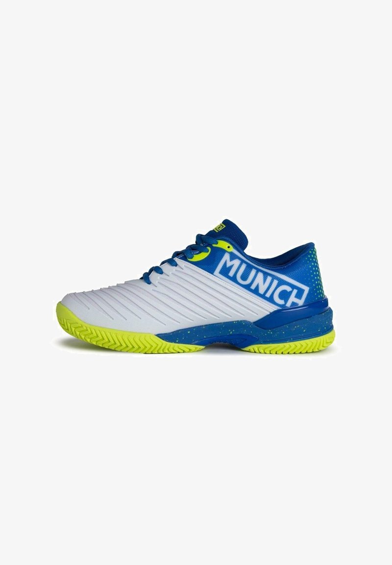 Zapatilla deportiva blanca con acentos azules y suela amarilla. Presenta una superficie texturizada, un destacado logo "MUNICH" y un diseño a rayas en la parte superior.