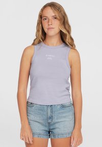 Ljuslila ärmlös crop top med rund halsringning, prydd med vit text på framsidan och en mjuk bomullstextur. Matchad med denimshorts.