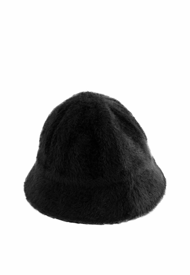 Czarny kapelusz typu bucket z sztucznego futra o miękkiej fakturze, zaokrągloną koroną i szerokim rondem. Posiada bezszwowy design bez widocznych elementów metalowych.