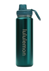 Metalowa butelka na wodę w głębokim odcieniu teal, z teksturowanym uchwytem i wieczkiem typu flip-top. Zawiera złote logo "lululemon". Gładki, cylindryczny kształt.