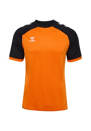 Sportshirt met korte mouwen, een oranje lichaam en zwarte mouwen, met een wit hummel-logo op de linkerborst.