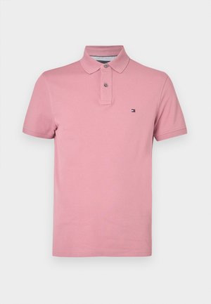Poloshirt aus weichem, rosa Baumwollstoff mit einer Knopfleiste mit drei Knöpfen, kurzen Ärmeln und einem kleinen Logo auf der linken Brust. Standard-Fit-Design.