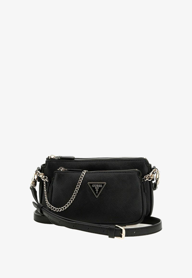 Borsa a tracolla nera con tessuto texture, molteplici scomparti con zip, dettagli in catena argentata e hardware, e un dettaglio triangolare con logo.