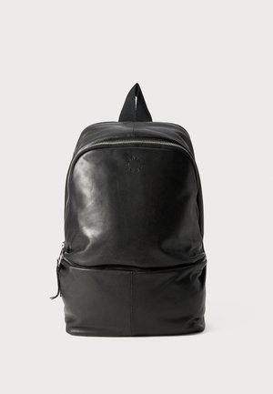 Zwarte leren rugzak met een gladde afwerking, een handvat aan de bovenkant en een ritscompartiment aan de voorkant voor extra opbergruimte.