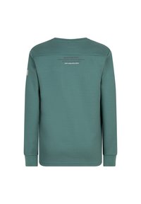 Sweatshirt vert à manches longues, col ras du cou, en tissu texturé, avec un texte imprimé au dos. Design minimaliste sans accents supplémentaires.