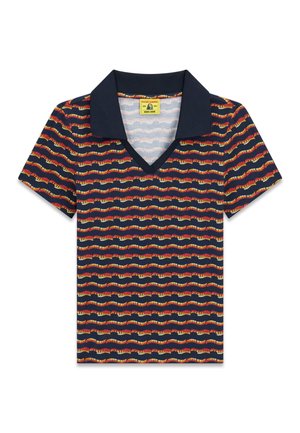 Polo bleu marine à manches courtes avec des rayures ondulées rouges et jaunes et un motif de texte répétitif « HYSTERIC GUESS JEANS ».