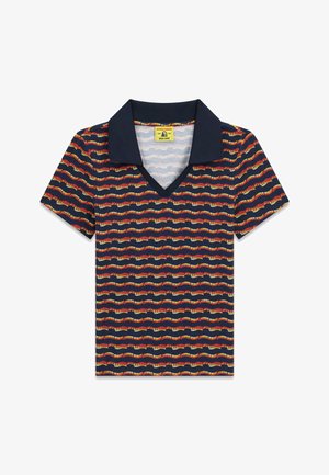 Polo bleu marine à manches courtes avec des rayures ondulées rouges et jaunes et un motif de texte répétitif « HYSTERIC GUESS JEANS ».