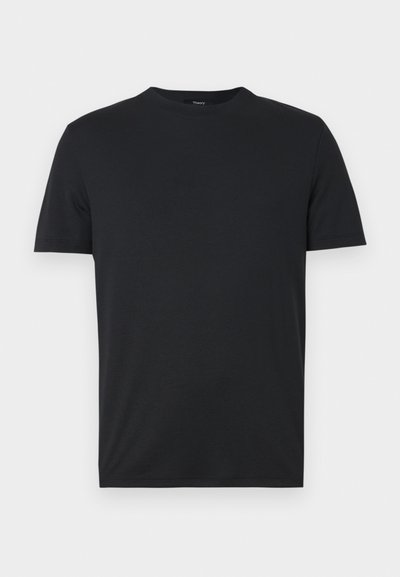 Svart kortermet t-skjorte laget av et glatt, mykt stoff med rund hals og minimalistisk design. Ingen synlige logoer eller mønstre.